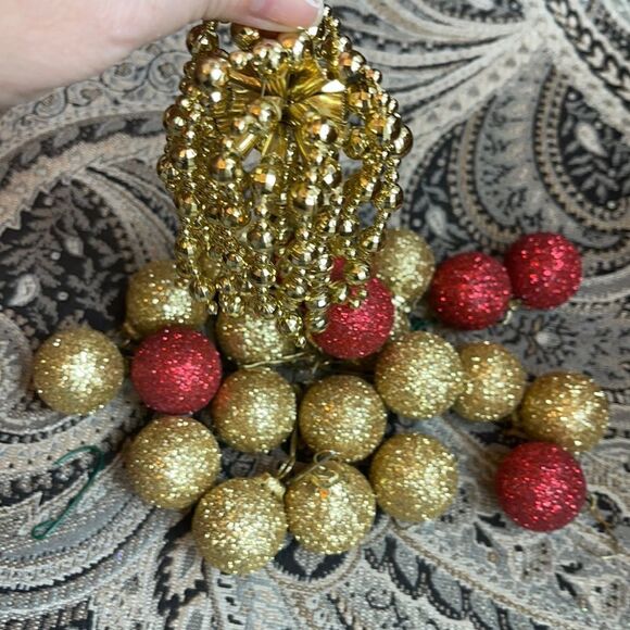 GORGEOUS FUN Ornamental Glitterfied Balls & Ball - Picture 1 of 2